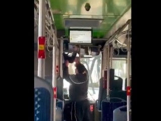 VIDEO: Chlapec (13) brutálne napadol vodiča autobusu, ten bojuje o život v kóme