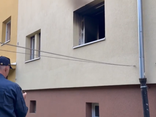 Išlo o sekundy: V byte seniorky horelo, hasiči museli ísť dovnútra cez okno