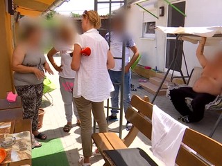 Vážne obvinenie. Neter podľa výpovede na polícii nútili k vyzliekaniu a hladkaniu pred kamerou