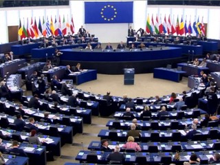 Európsky parlament požaduje, aby sa vyplácanie eurofondov naviazalo na dodržiavanie zásad právneho štátu