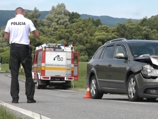 Desivá zrážka na rovnej ceste: Transportovať museli tehotnú ženu