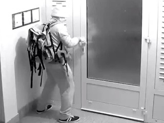 Zlodej tenisiek. Vlámal sa do paneláku a pokradol všetkým obuv