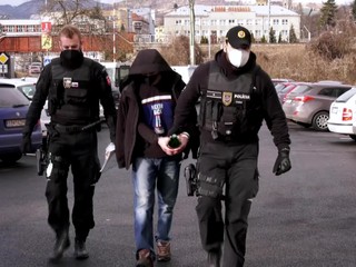 Brutálny útok na ženu, ktorá mu dala život. Syn zavraždil vlastnú matku sekerou, už sedí vo väzbe