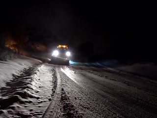 Husté sneženie a neupravené cesty spôsobili niekoľko kolízií. Cestári s počasím ťahali za kratší koniec
