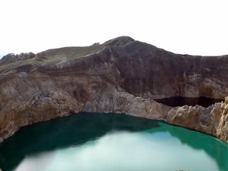 Indonézský vulkán fascinuje tromi rôznymi farebnými jazerami