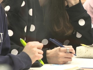 Študenti stále čakajú na talentové štipendiá. Štát im dlží tisíce eur