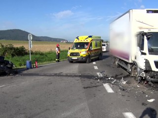 Vážna nehoda nákladného a osobného auta: Trojročného chlapčeka s úrazom hlavy prevážali leteckí záchranári