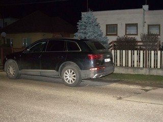 Lupiči zastavili auto a vydierali posádku