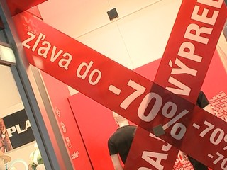Po tmavom chlapcovi v mikine má H&M ďalší problém