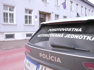 Trojica mladíkov brutálne napadla muža. Ukradli mu peňaženku a cigarety