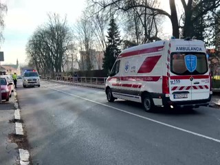 Do žiaka piateho ročníka vrazilo auto priamo pred základnou školou. Previezli ho do nemocnice