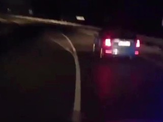 Zablokoval opitého šoféra na diaľnici. Ten doňho nabúral, obišiel ho a ušiel