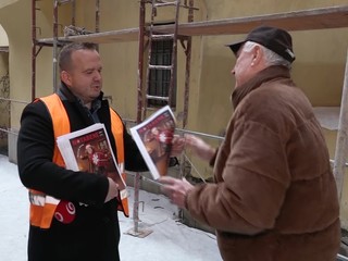 Reportér TV JOJ si vyskúšal rolu predajcu Nota Bene počas Dňa dobrovoľníkov