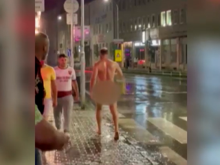 Pamätáte si ho? Muž z virálneho videa, kde behal nahý po ulici, má ďalší problém
