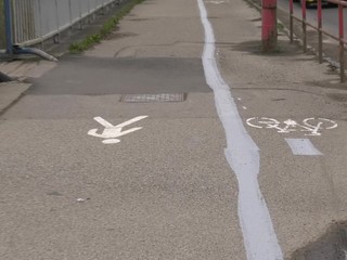 Krivé čiary a lampy v strede chodníka: Cyklotrasa v Ružomberku baví Slovákov