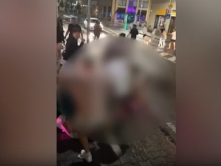 Známa ulica v Nitre sa zmenila na bojové pole. Muži sa hrýzli do brucha