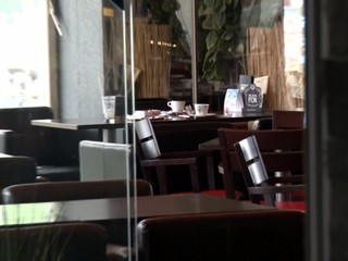 Andrej si prišiel do kaviarne vypiť kávu. Odchádzal z nej v sprievode policajtov