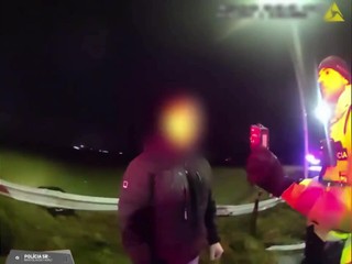 Opitý vodič prerazil zvodidlá a skončil v poli. Po nehode sa pokúsil utiecť