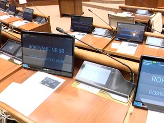 VIDEO: Premiéra parlamentných nováčikov. Dostali preukazy a vyskúšali si hlasovacie zariadenia