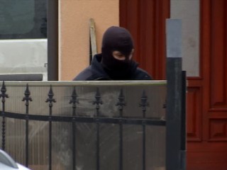 Policajti v Diakovciach od rána prehľadávajú viacero objektov