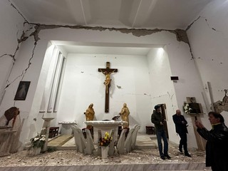 Pohľad, pri ktorom sa tisnú slzy do očí. Kostoly poškodené zemetrasením musia zbúrať