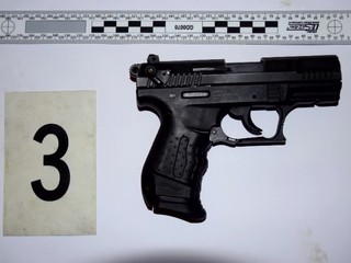 Muž sa hneval na syna a vyhrážal sa smrťou. Sedí v cele