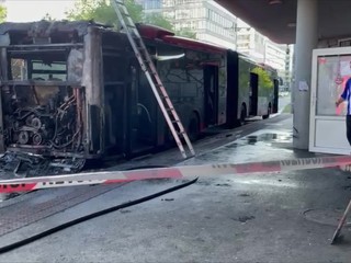 V hlavnom meste horel autobus. V úseku cesty sa tvoria kolóny