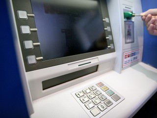 Rozhodli o väzbe pre mladíka, ktorý sa policajtom vyhrážal, že ich postrieľa