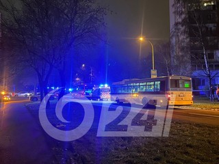 Nočný požiar si vyžiadal život jednej ženy, evakuovali približne sto ľudí