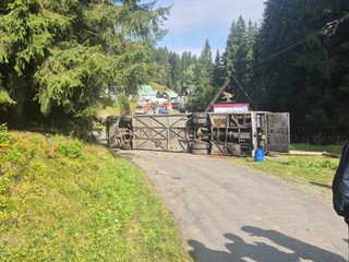 Do cieľa už neprišli. Autobus plný študentov narazil do stĺpa a prevrátil sa