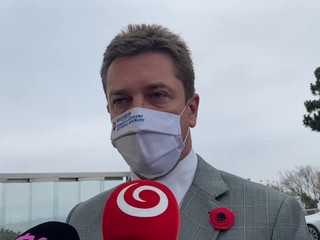 Minister dopravy navrhuje prísnejšie podmienky pre cestujúcich kvôli novému variantu