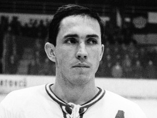 Vo veku 85 rokov zomrel legendárny český hokejista Josef Černý