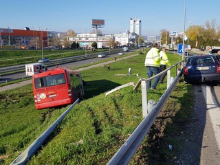 Nehoda v Bratislave. Autobus v priekope a zranení