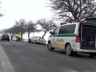 Poľadovica na Spiši. Nehodu mali aj hasiči