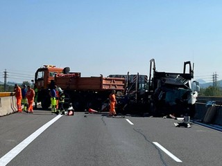 D1 pri Bytči uzavretá: Kamión sa zrazil s cestárskym vozidlom