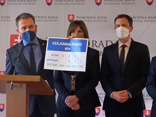 Parlament schválil 200 a 300 eur  za očkovanie pre ľudí od 60 rokov