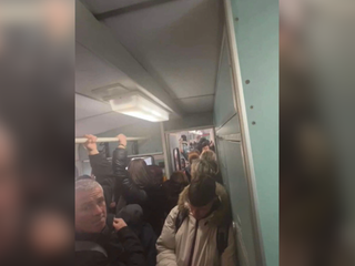 Cestovali sme natlačení ako dobytok. Cestujúci kritizujú stav železnice na východe Slovenska