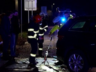 Vodič narazil do auta, ktoré išlo pred ním. Skončilo mimo cesty