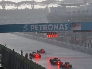 Stajne F1 stále rokujú o strope