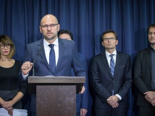 NAŽIVO: Opozícia vyčíslila česť sudcov