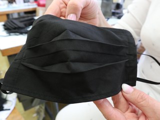 V Partizánskom na námestí predávali rúška. Šičky vyrobia denne 6 000 kusov