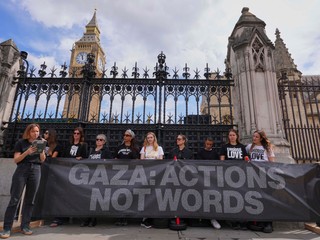 Známe osobnosti čítali mená všetkých detí, ktoré zahynuli v Gaze. Trvalo im to 18 hodín