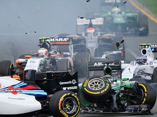 F1 odštartovala haváriou i diskvalifikáciou