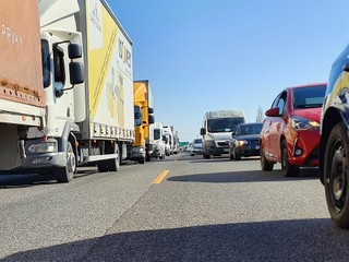 Nehoda na diaľnici: Došlo k zrážke kamióna s dodávkou