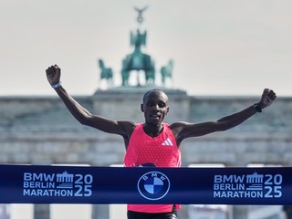 Výkony na Berlínskom maratóne poznačilo teplo. Triumfovali Keňania