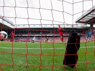 Liverpool prehral! Chelsea gólmi v extračase zamotala boj o titul