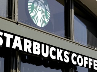 Kuriérovi sa vyliala horúca káva do rozkroku. Starbucks mu má zaplatiť 50 miliónov dolárov