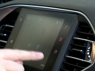 Nielen telefóny, aj displej na palubnej doske odpútava pozornosť šoférov