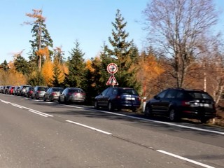 Tohtoročnú zimu ešte stále vyprevádza slnko. V Tatrách si turisti musia dávať pozor na medvede a opatrenia