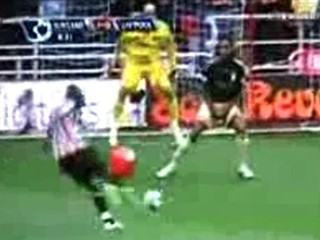 Tínedžer sa ospravedlnil za vhodenie lopty na ihrisko, chcú ho zabiť